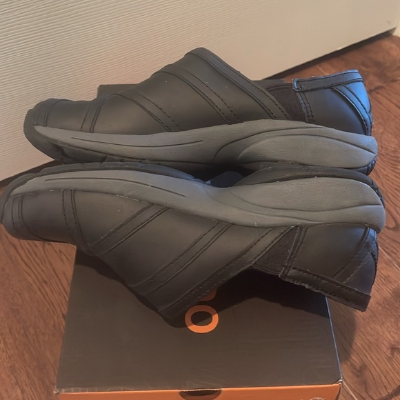 Women’s Merrell Leather Shoes - Picture 5 of 6